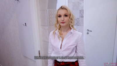 젊은 여대생이 친구와 함께 남자친구에게 속임수 | 그녀의 음부에 POV와 정액!