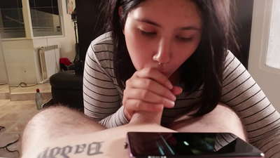 나는 그녀가 디즈니 [정액]을 보는 동안 내 이복 누이를 애타게